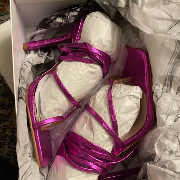 Revolve strappy heel fucshia NWT - Picture 4 of 6